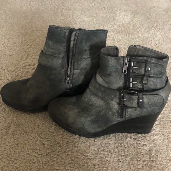 Daytrip Size 8 gray wedged booties - Picture 2 of 4